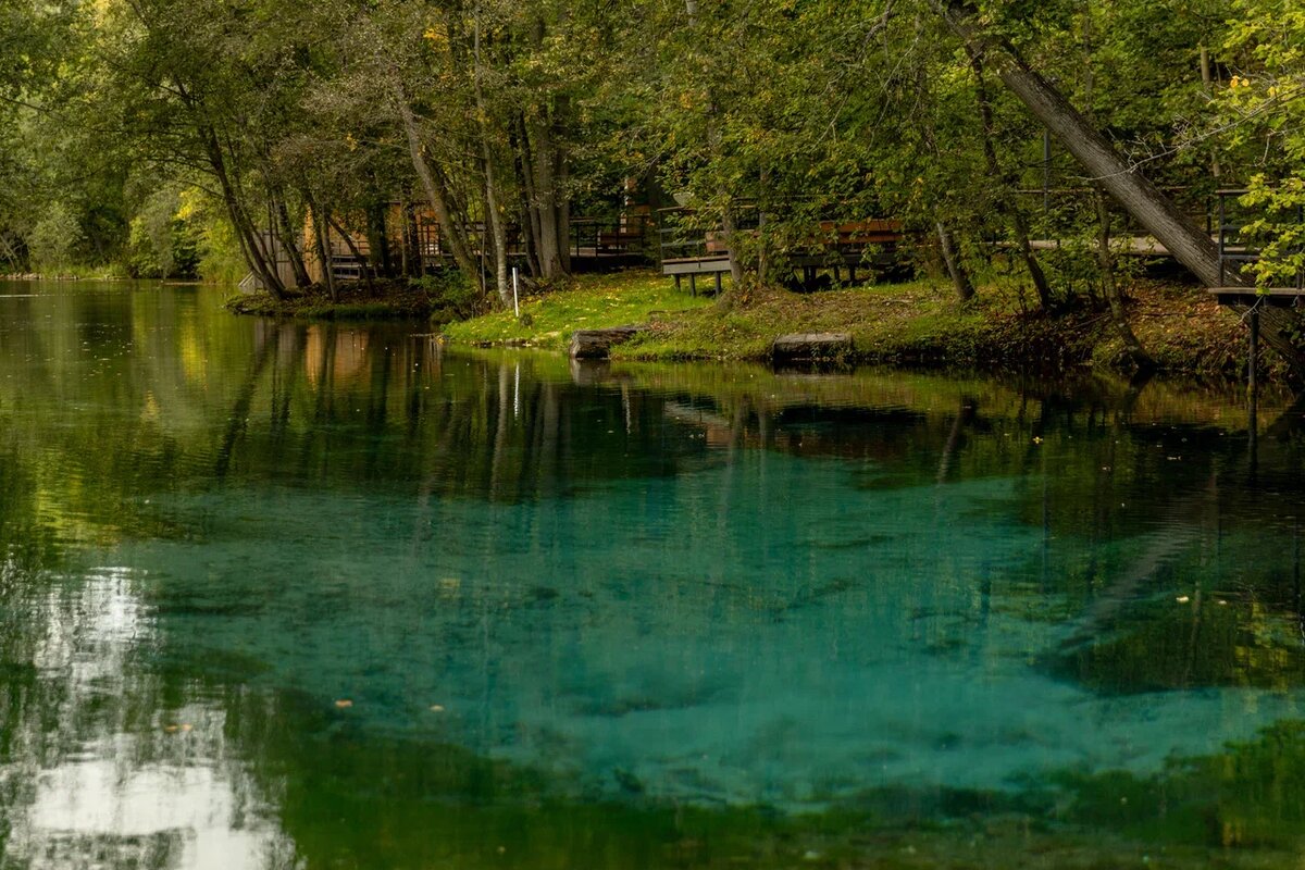 Уникальная природная достопримечательность, манящая туристов и местных жителей кристальной водой цвета аквамарина и особой, почти мистической атмосферой.