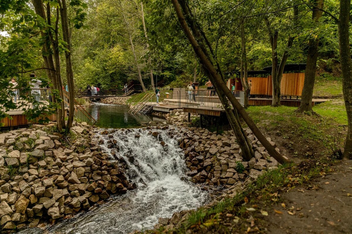 Голубые озёра — это жемчужина Татарстана, место, где можно прикоснуться к чуду и убедиться, что самые удивительные природные сокровища часто находятся совсем рядом. Приезжайте, чтобы увидеть эту застывшую бирюзу своими глазами.