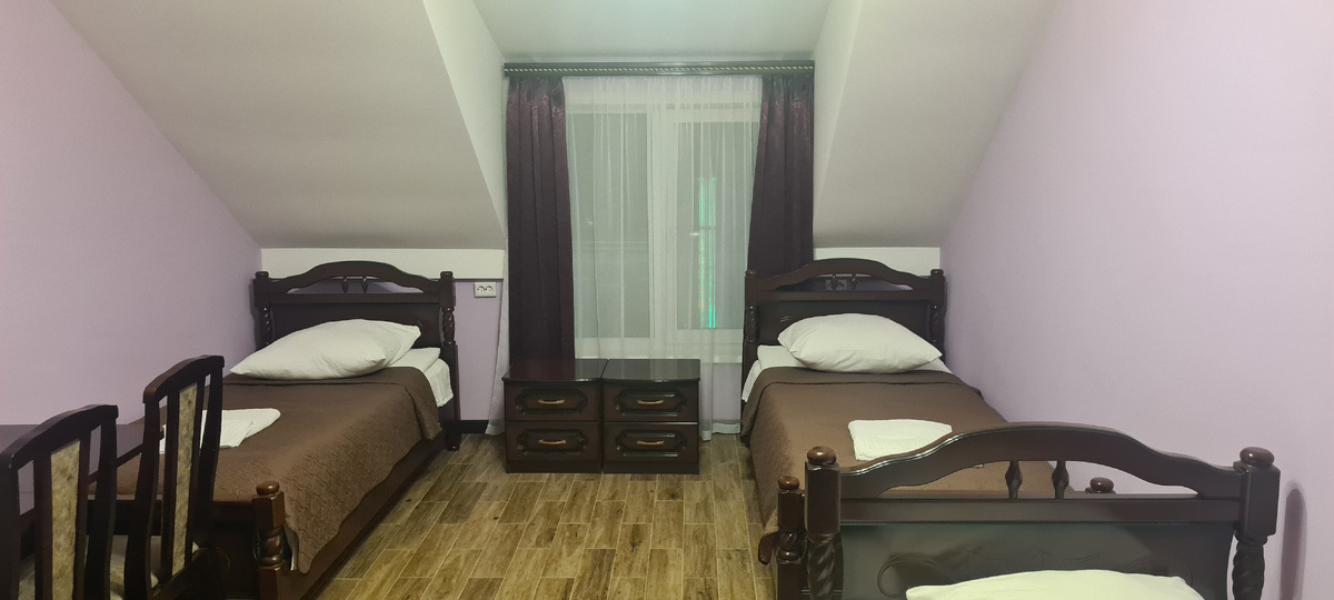 Эконом, или как я называю его, "Белоснежка и семь гномов", — когда весь номер представляет собой по сути кровати.