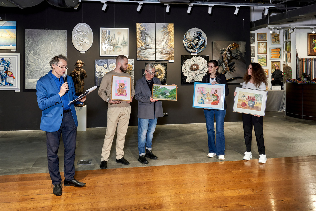 20 октября 2025 года в рамках Российской Недели Искусств и «Акции добра» благотворительному фонду «Рассвет жизни» были переданы в дар работы художников