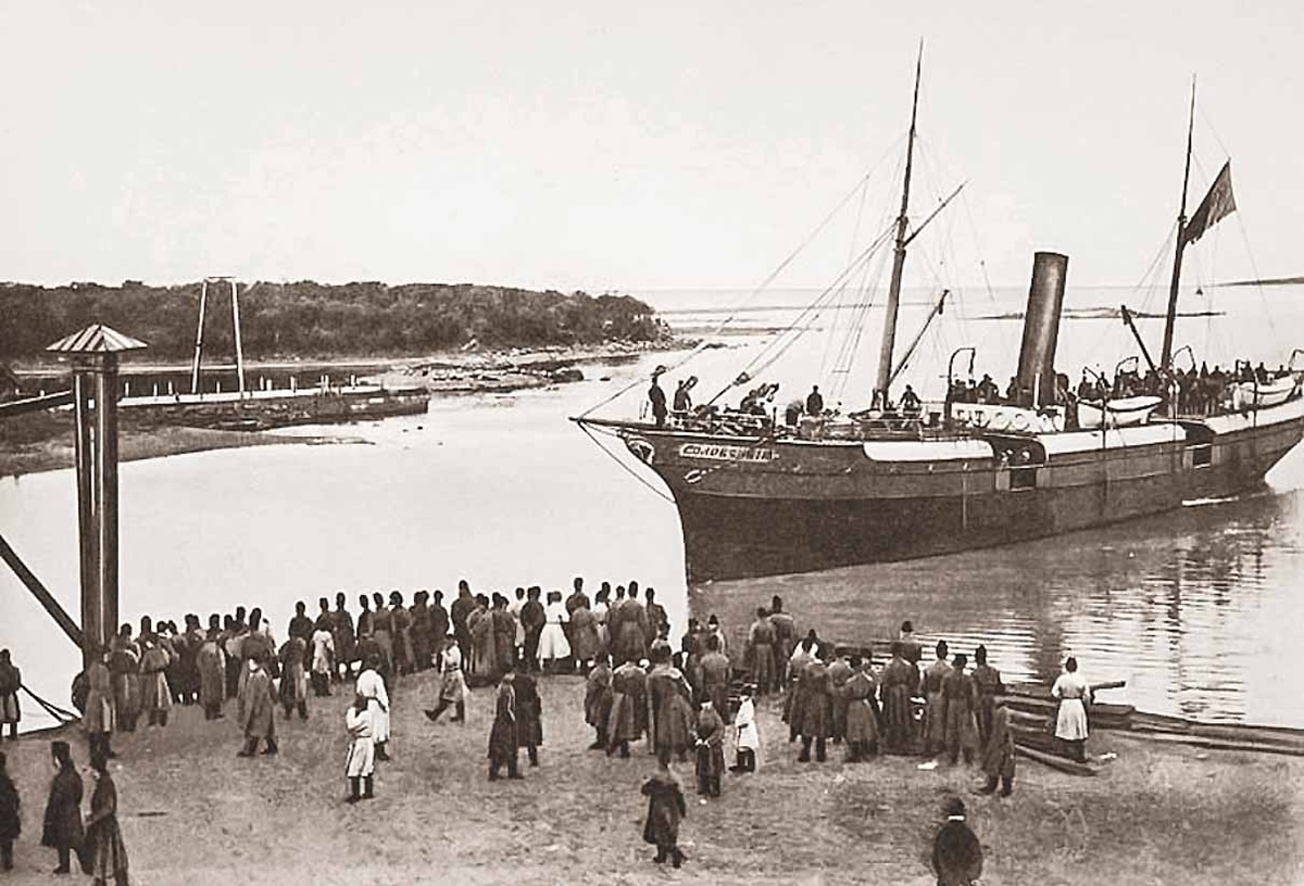 Пароход "Соловецкий" подходит к монастырской пристани. 1899 год