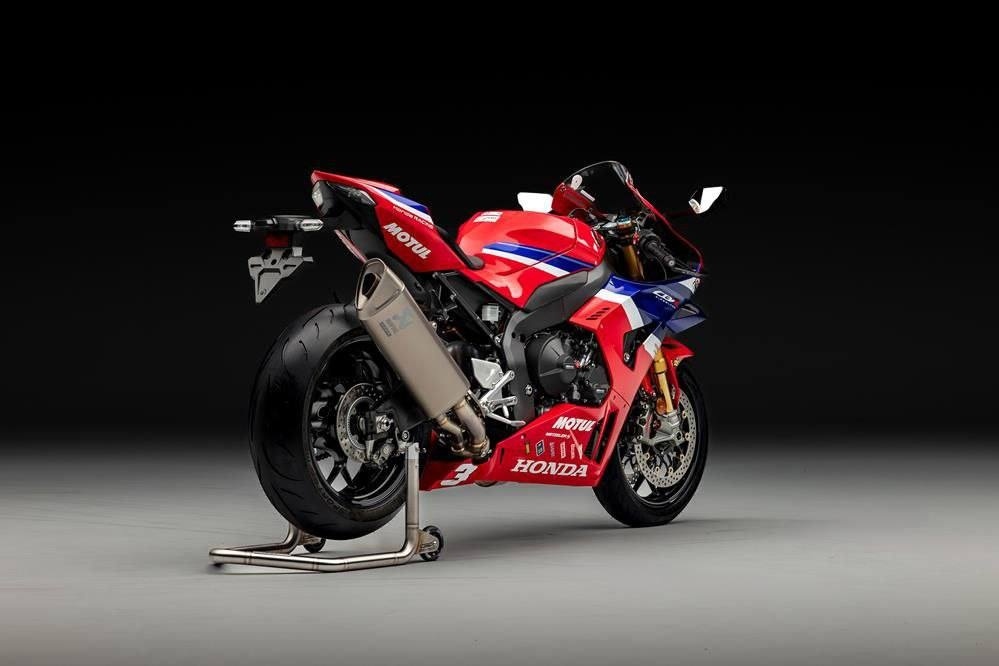 🏁Компания Honda только что рассекретила потрясающую новую ограниченную серию мотоцикла CBR1000RR-R Fireblade SP, и это настоящая дань уважения победе Дина Харрисона на Турист Трофее 2024 года (TT)! 🏁