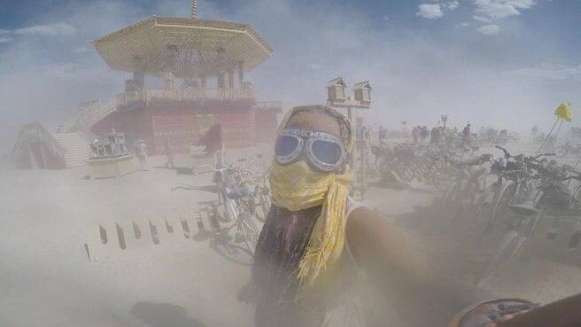 Обычный шарф закрывает нос и рот от пыли.