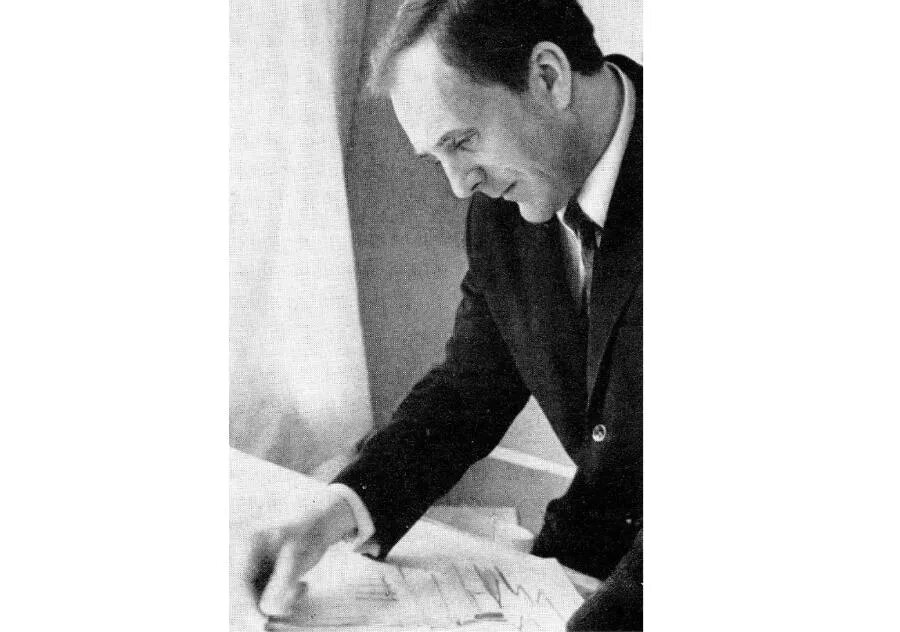 Архитектор Евгений Полторацкий: рабочий момент. Автор фото В. Штейн. Из журнала «Строительство и архитектура Ленинграда», 1969 год, № 12./РЕПРОДУКЦИЯ АВТОРА