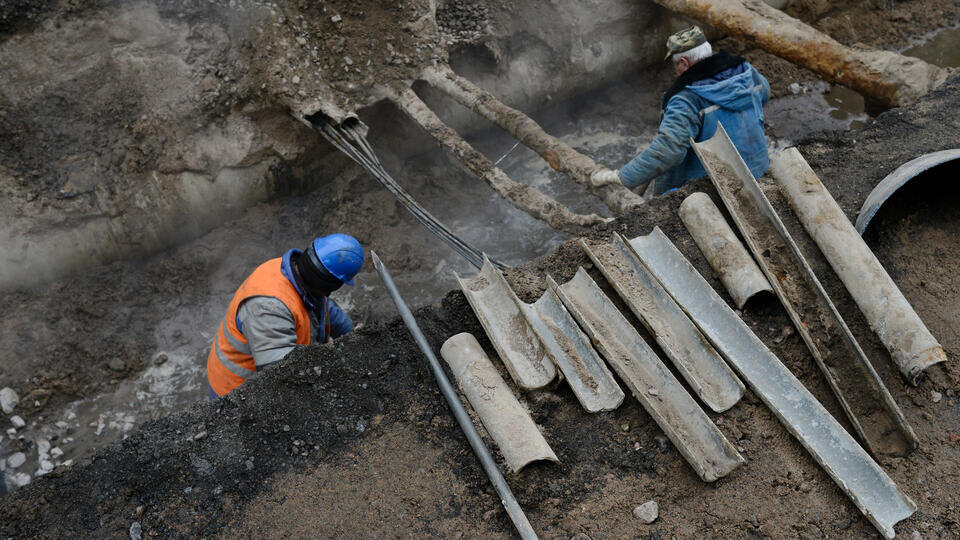     Гроб с костями нашли на территории больницы в Кировске Сергей Ермохин/ТАСС