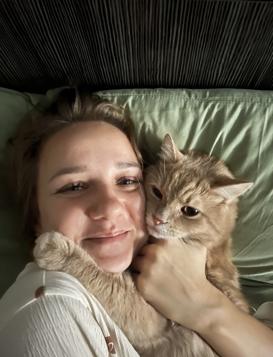 Вот это злобное фото. Казалось бы, я тут счастлива, выходной, я в постели, обнимаю своего котика, что может быть лучше?) Но только если бы не расползлось это счастье на всю подушку😂