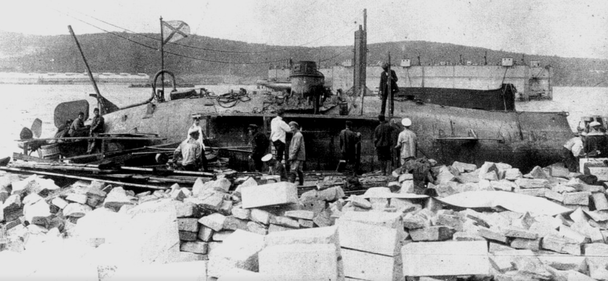 Подводная лодка "Дельфин" после подъема на поверхность, Владивосток