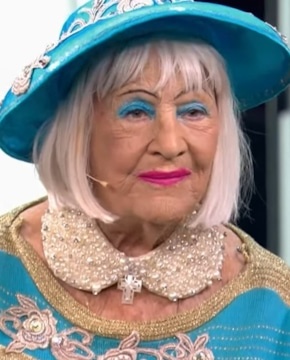 На фото: Энгелина Рогальская в ярком цирковом костюме. Источник: https://24smi.org/celebrity/434009-engelina-rogalskaia.html