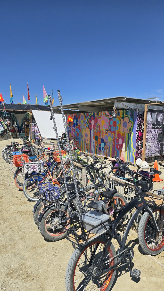 Классические и электро-велосипеды у стенда.