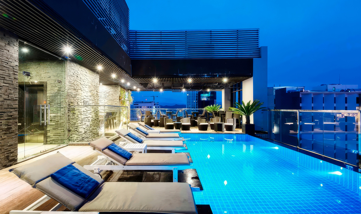 Особенно хороши бассейн и бар в лаундж-зоне на 21-м этаже с панорамным видом.