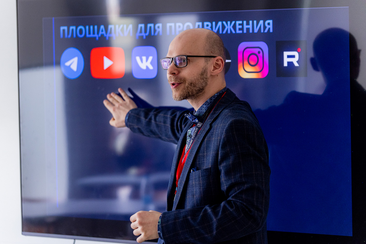 Фото из школьного архива: Кирилл Сергеевич рассказывает о личном бренде учителя на педагогической мастерской «Летово» #2