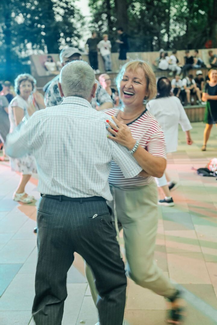 Многие воспринимают танцы еще и как зарядку на свежем воздухе. Народ с радостью танцует и под современные ритмы. Фото предоставлено РКМЦ ЗМР РТ