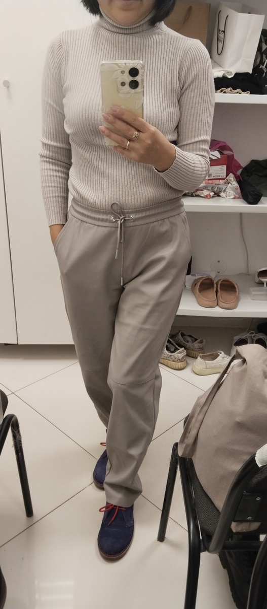 Интересный цвет . На карточке заявлен как светло-коричневый. Больше похож на молочный. Слоновый. 🐘