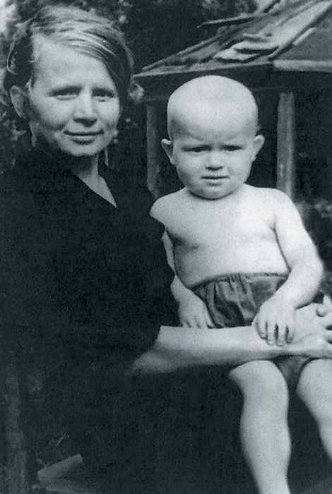Сергей Никоненко в детстве с мамой.