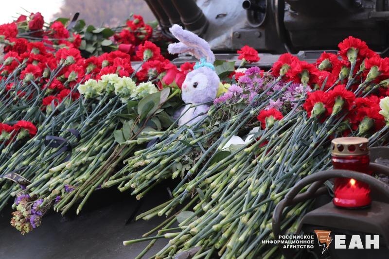    ЕАН. Цветы на импровизированном мемориале в память о погибших при взрыве