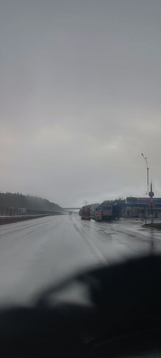 Кривая фотка из машины. 