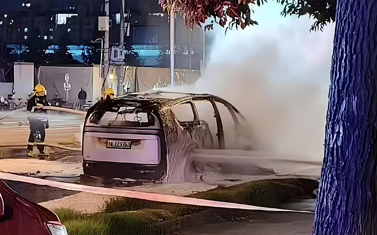 CarNewsChina📷Минивэн Li Auto Mega после возгорания