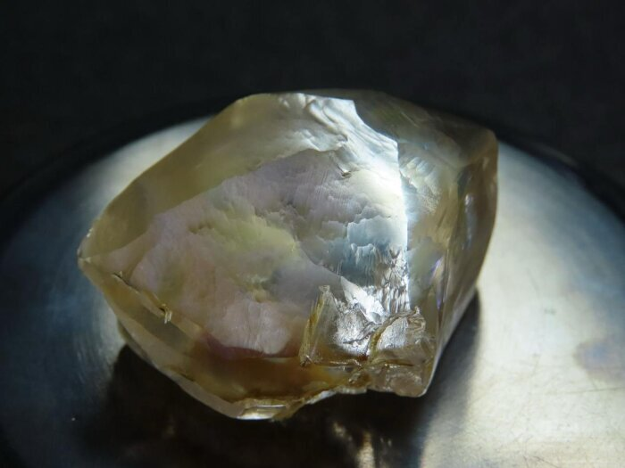 Гигантский алмаз нашли в Якутии. Фото: телеграм-канал "АЛРОСА" 