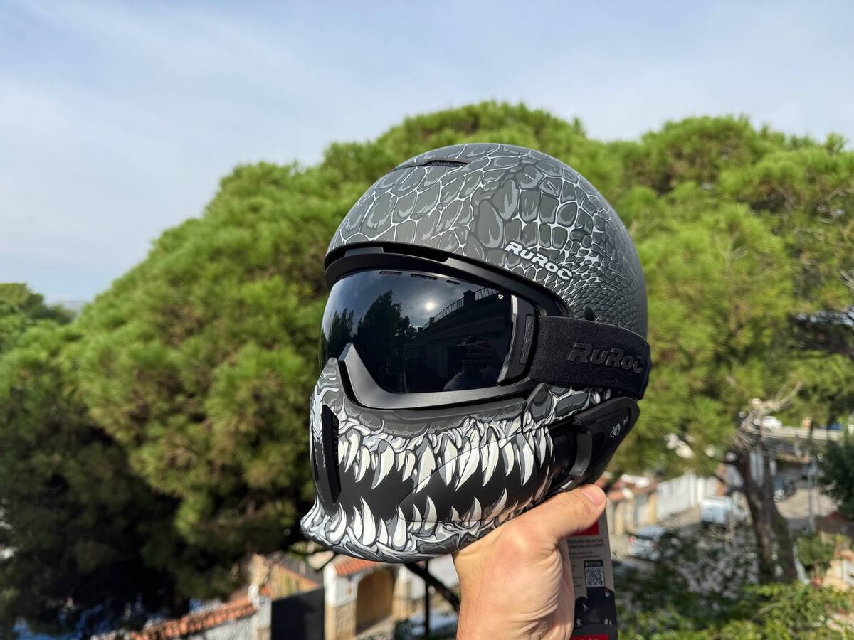 Маска с тёмной линзой всегда идёт в комплекте к горнолыжному шлему Ruroc RG1-DX.