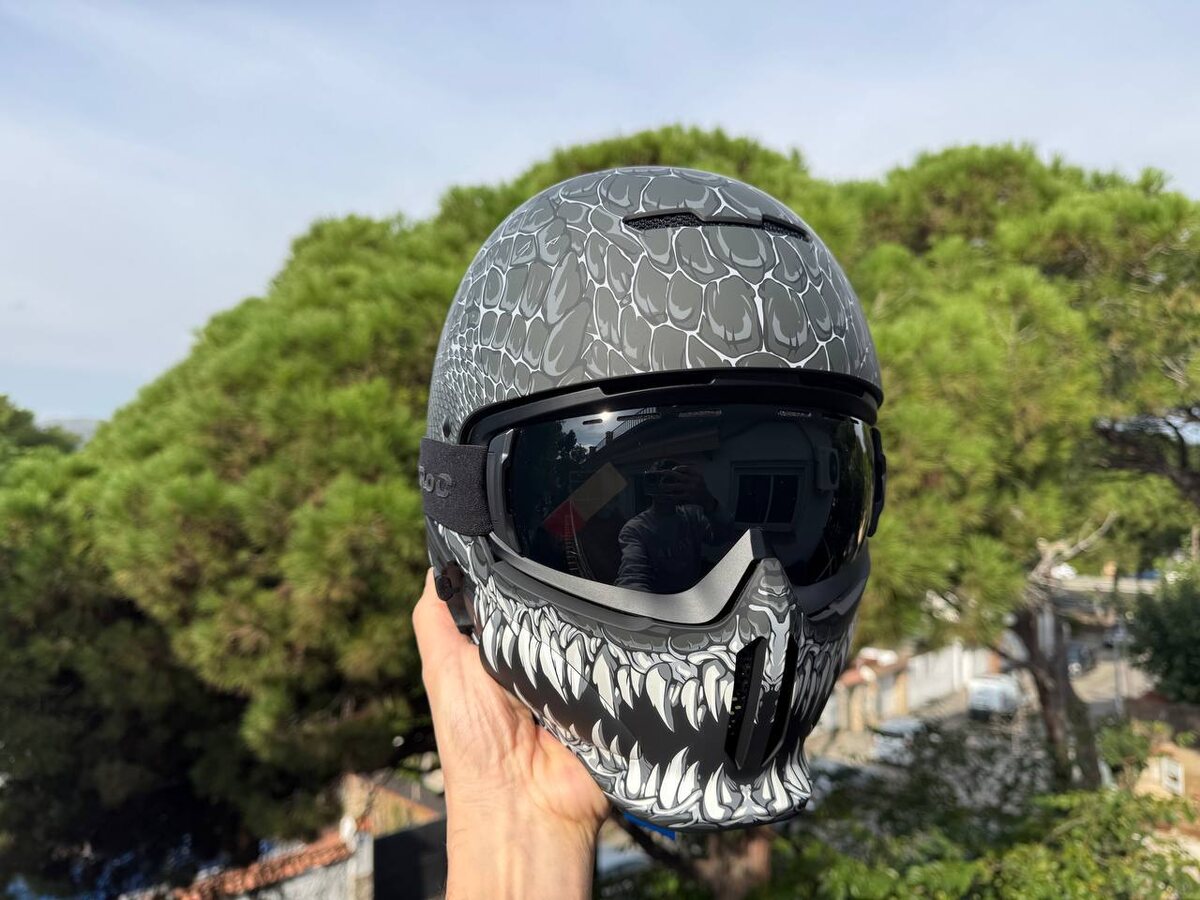 Маска с тёмной линзой всегда идёт в комплекте к горнолыжному шлему Ruroc RG1-DX.