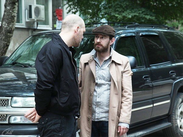 Разговор оперативников на фоне внедорожника, (источник: kinopoisk.ru)