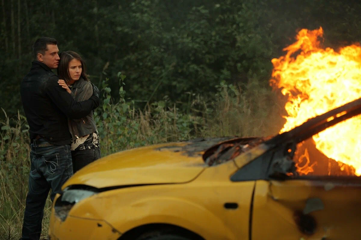 «Мажор»: пара у горящей машины, криминальная драма, (источник: kinopoisk.ru)