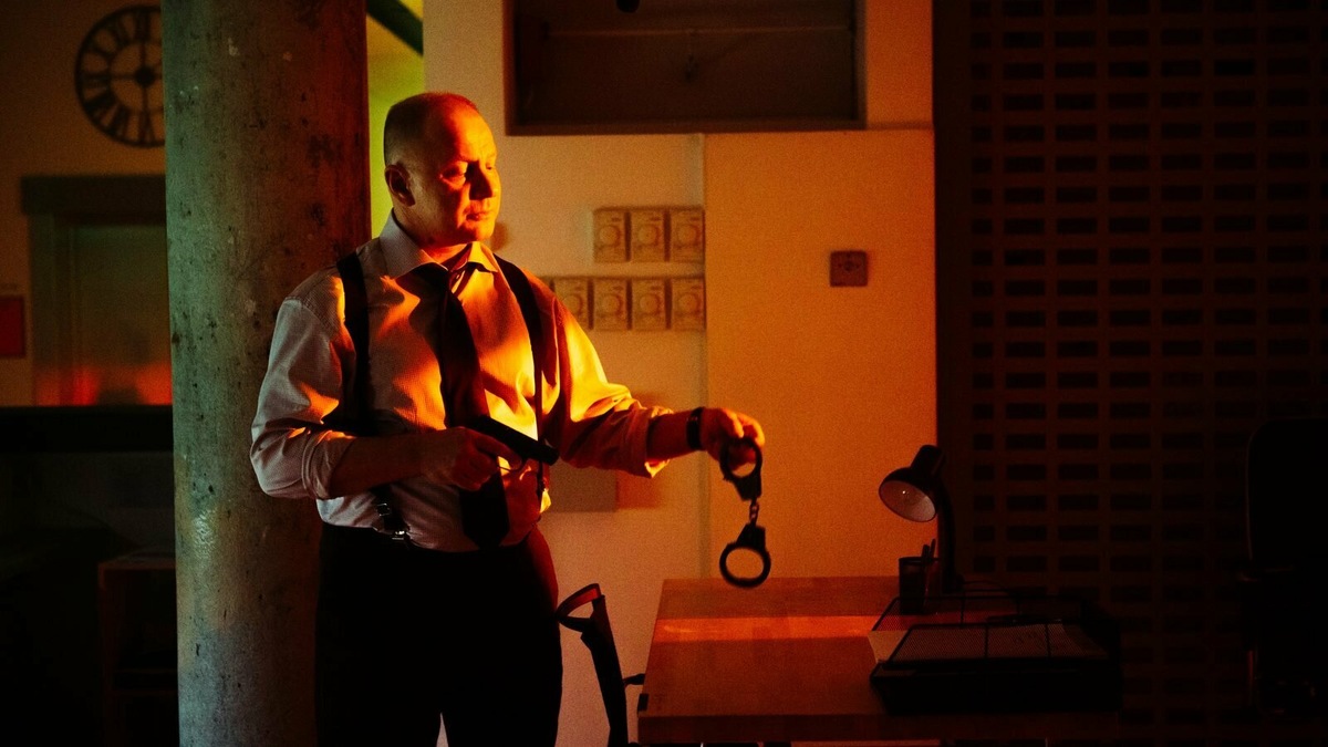 «Мажор»: следователь в кабинете, наручники и допросная атмосфера, (источник: kinopoisk.ru)