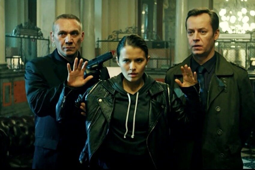 «Мажор»: задержание в интерьере, героиня с поднятыми руками, (источник: kinopoisk.ru)