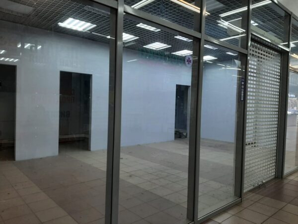 Торговля сталкивается с трудностями, помещения в торговых центрах освобождаются — и тут новые законы — отмена патента