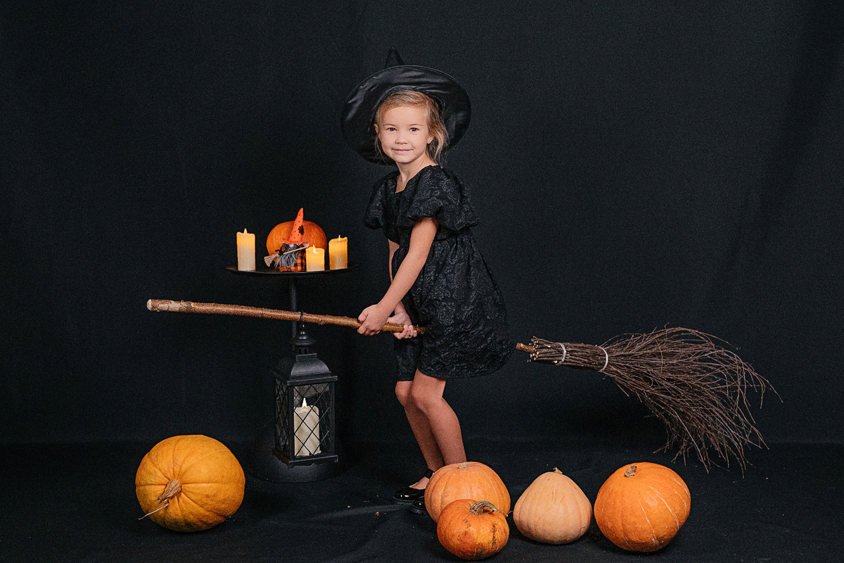 Почему фото на Хеллоуин — это не просто снимки, а самые веселые воспоминания на всю осень? Спешите записаться, ведь волшебство длится недолго!