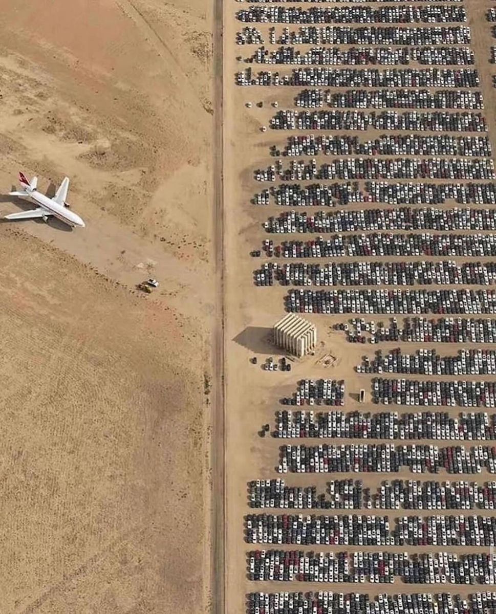 Гигантская ошибка

В 2015 году мир узнал, что Volkswagen на протяжении нескольких лет хитрил с дизельными двигателями. Специальное программное обеспечение обманывало лабораторные тесты, снижая уровень выбросов, в то время как на дорогах автомобили выдыхали десятки раз больше вредных веществ. Скандал потряс автомобильный мир: пострадали миллионы владельцев по всему миру, а репутация концерна оказалась под угрозой.
