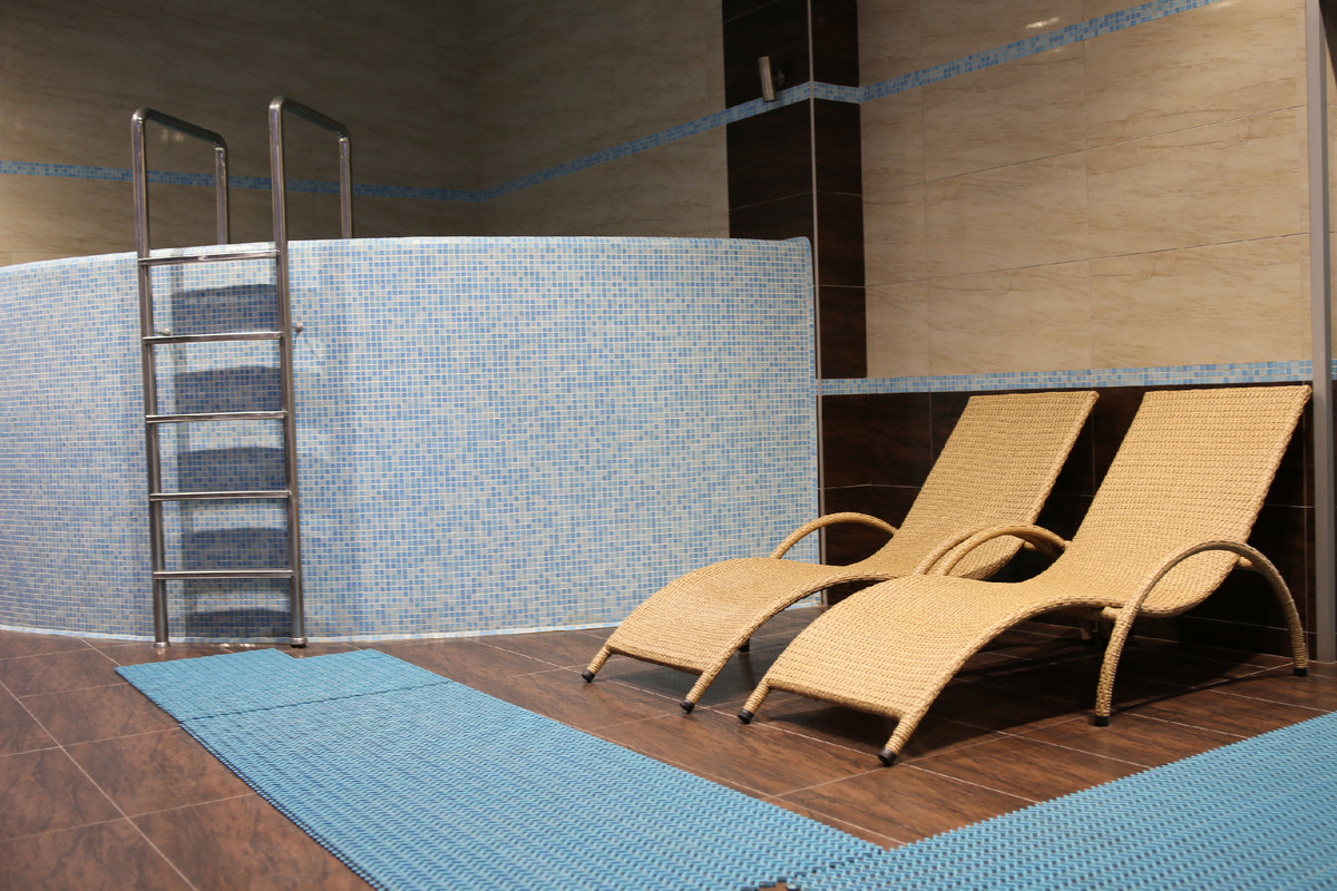 Шезлонги для бассейнов и спа из полиротанга 