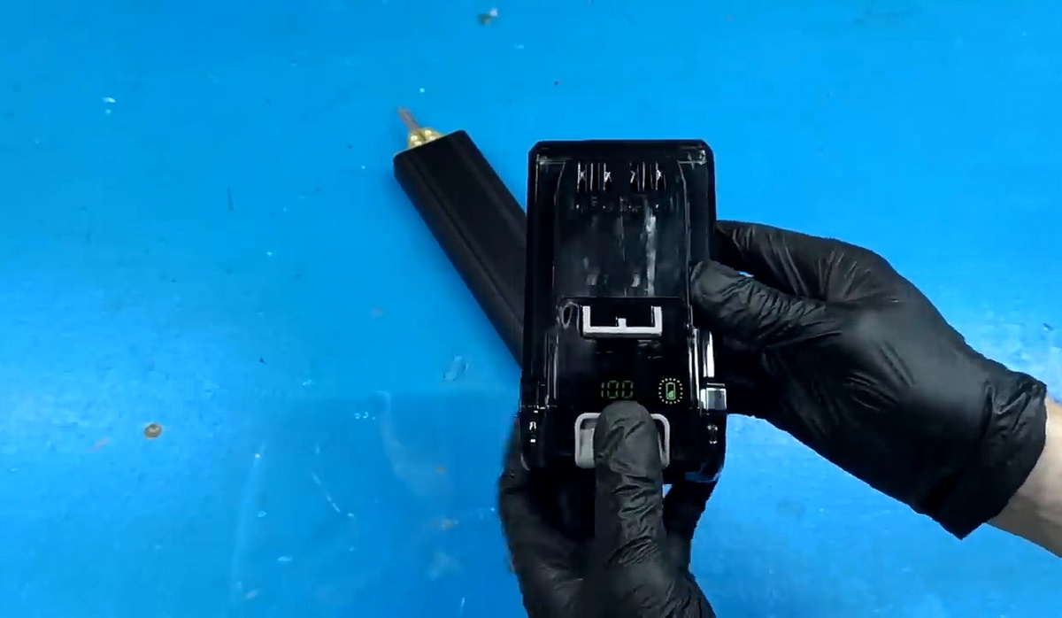 Первый этап - снимаем корпус аккумулятора