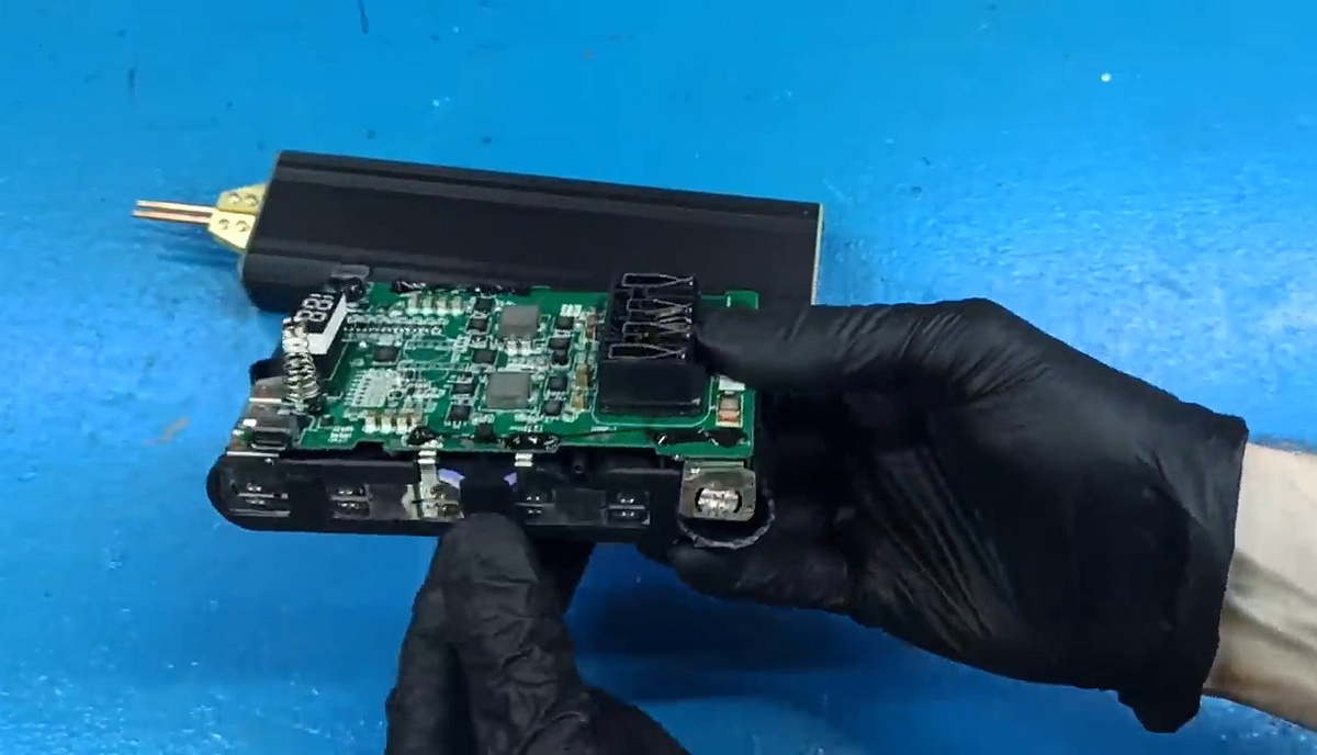 При помощи тестера находим вышедшую из строя банку и извлекаем её