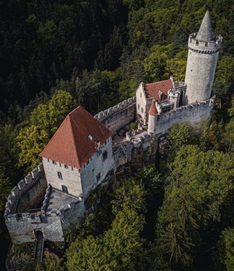 Замок? Дворец? Крепость?