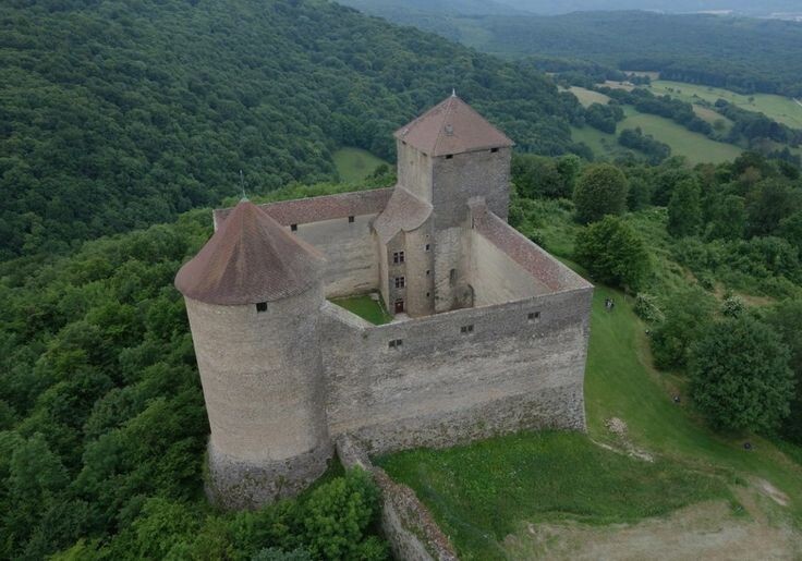 Вполне себе приличный замок.