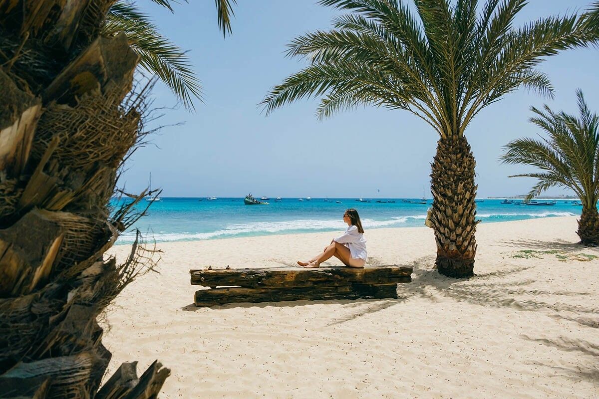 В Кабо-Верде есть пляжи и с белоснежным, и с черным вулканическим песком. Первые фотогеничнее. Источник: Elena_Panova / Shutterstock / FOTODOM📷
