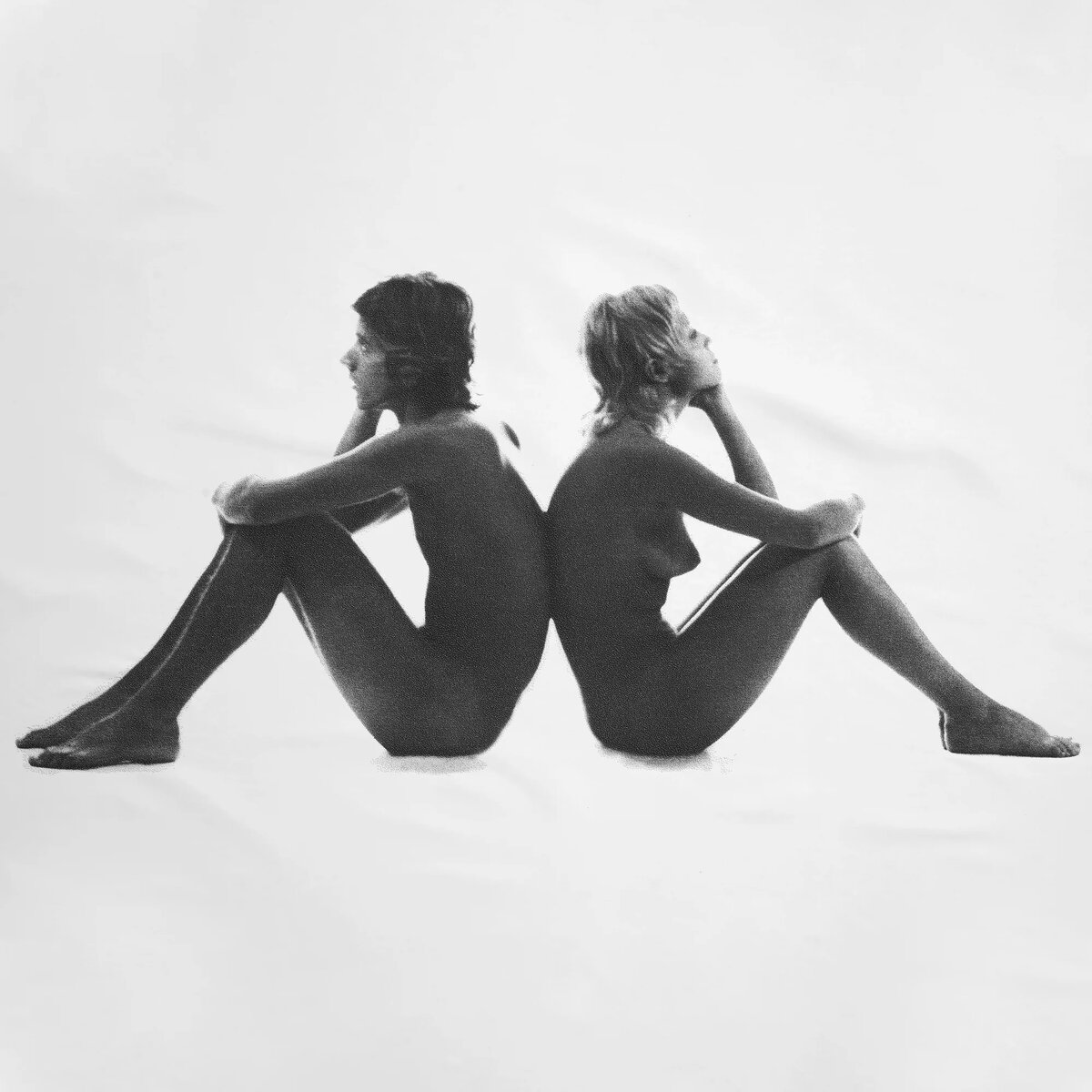 две уставшие модели — парень и девушка