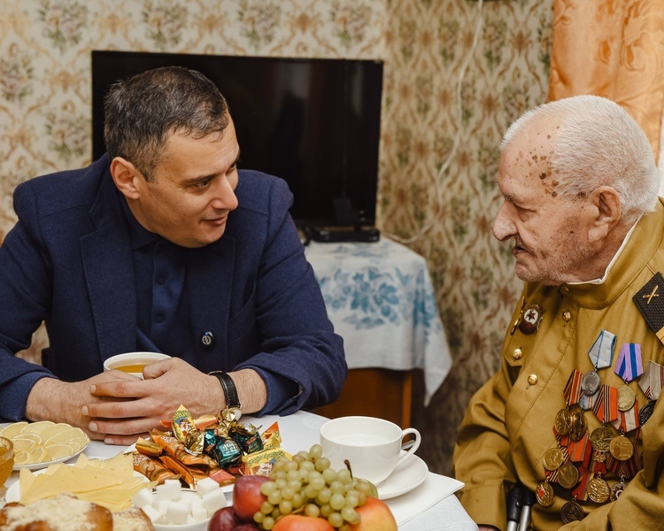     В Тимском районе Александр Хинштейн встретился с 99-летним фронтовиком