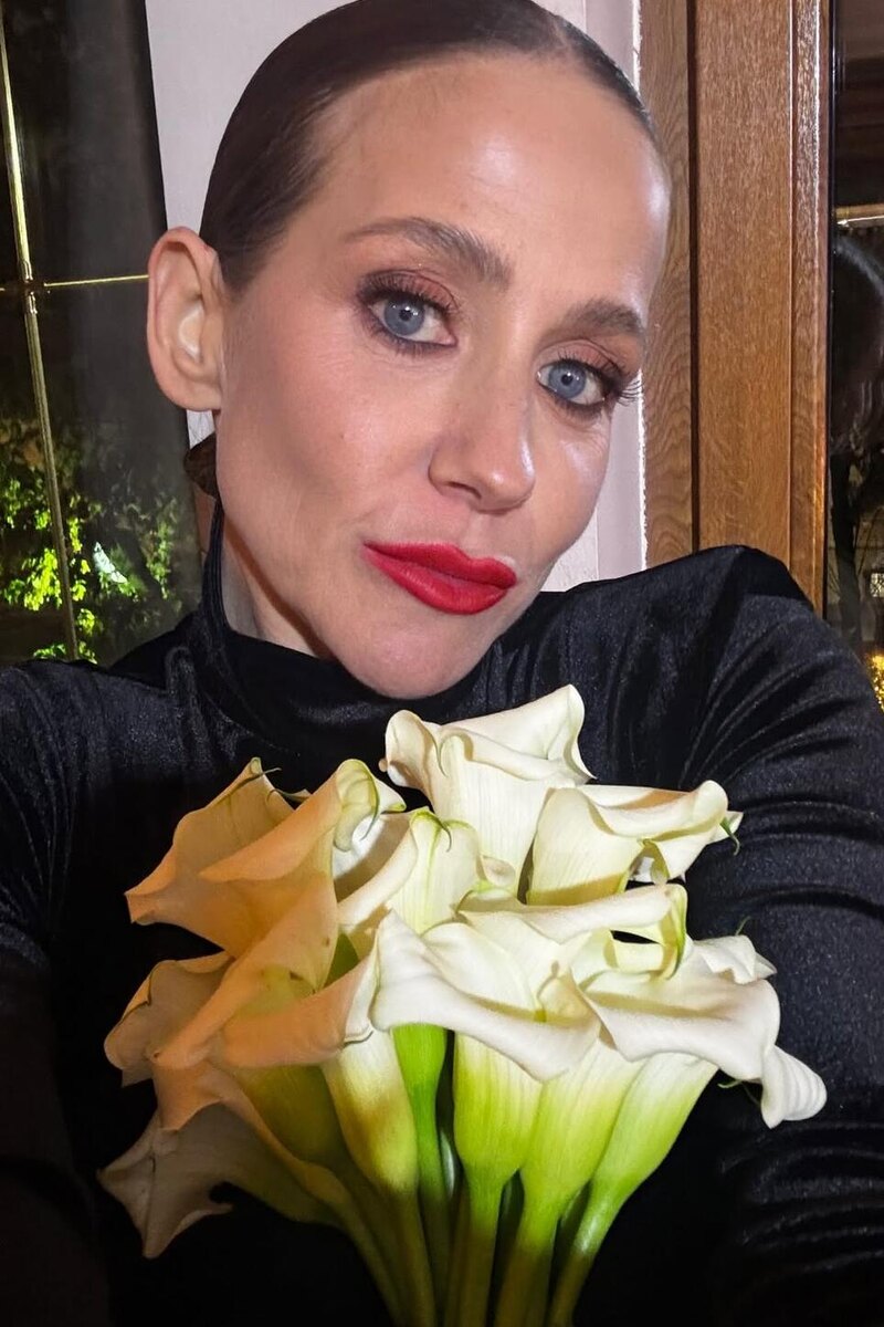    Юлия Барановская с букетом невесты Социальные сети