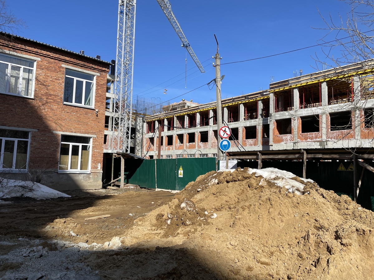    Почему в США вообще не используют в фундаменте арматуру: мы всегда заливаем металл бетоном, а они фундамент натягивают