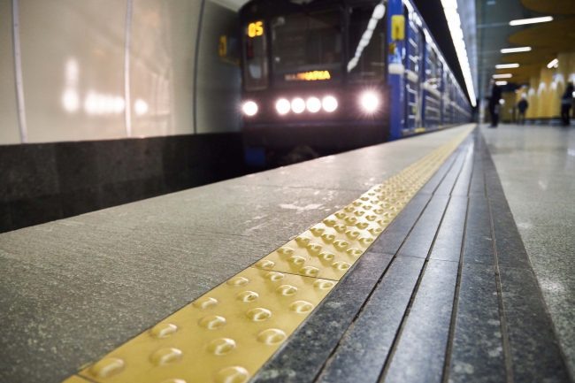 Шуц-линия, за которую нельзя заходить до полной остановки поезда у платформы