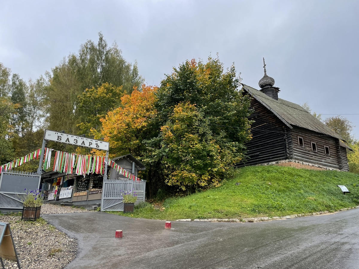 Петровский базаръ, г. Плёс, ул. Торговая площадь, 10. Сувениры и изделия ручной работы мастеров из Плёса, Приволжска, Костромы, Иваново. Фото из личного архива.