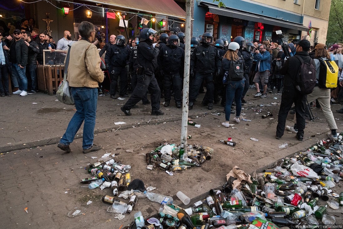 «С шампунем мыли тротуары»? Не знаю, не помню...