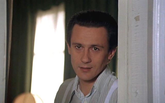 Кадр из фУтомленные солнцем". Режиссер Никита Михалков, сценаристы Рустам Ибрагимбеков, Никита Михалков, композиторы Эдуард Артемьев, Дмитрий Атовмян (скриншот)