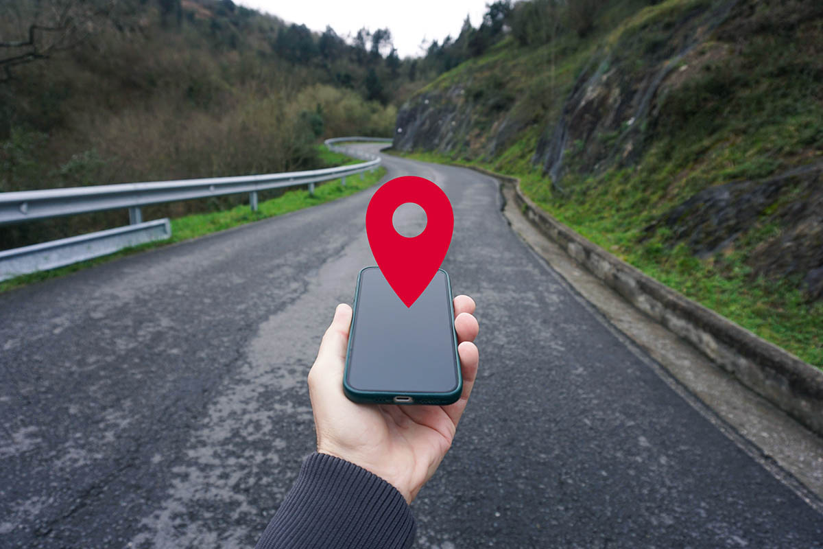    Когда связь пропадает, выручают офлайн-карты. Источник: Ismael Juan / Shutterstock / FOTODOM