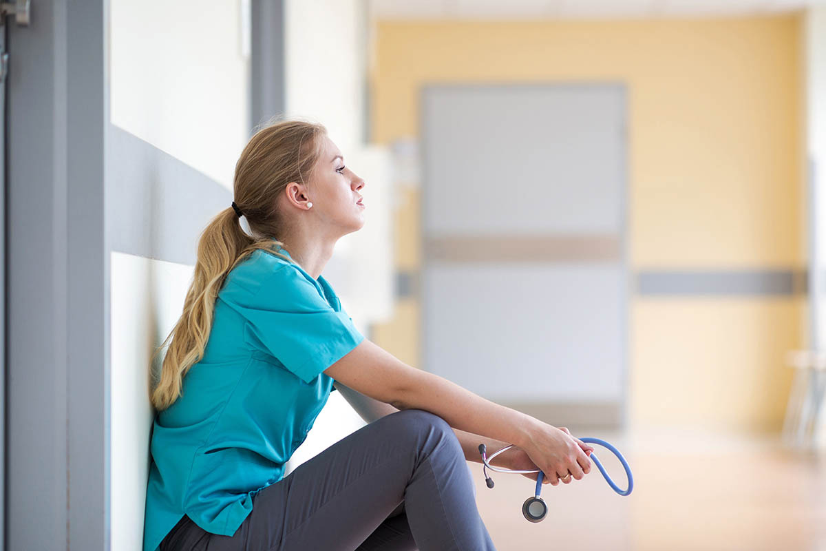    Порой приходится работать без выходных, особенно если происходит чрезвычайная ситуация. Источник: pikselstock / Shutterstock / FOTODOM