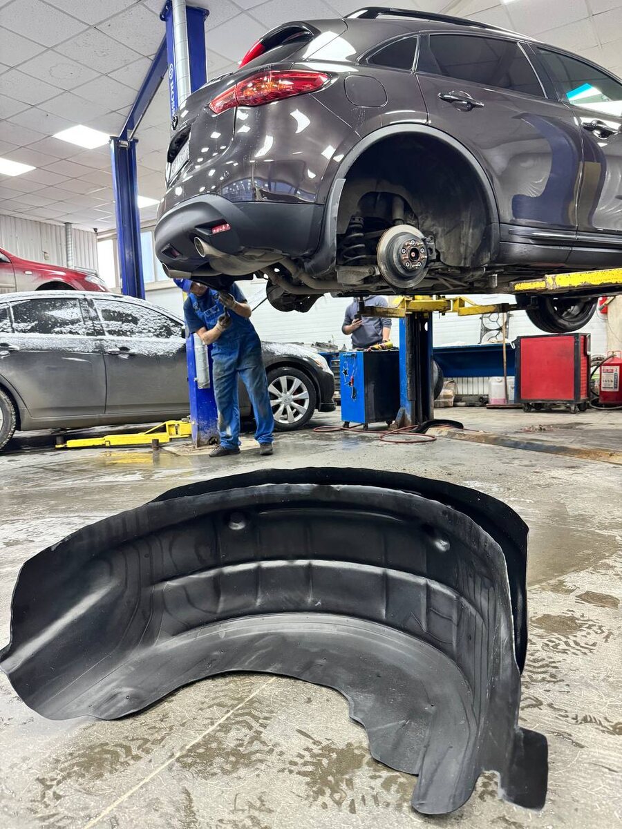 Установка подкрылка из пластмассы