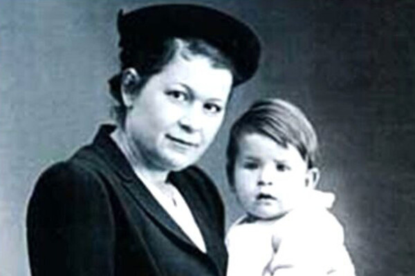 Людмила Максакова с матерью в детстве 