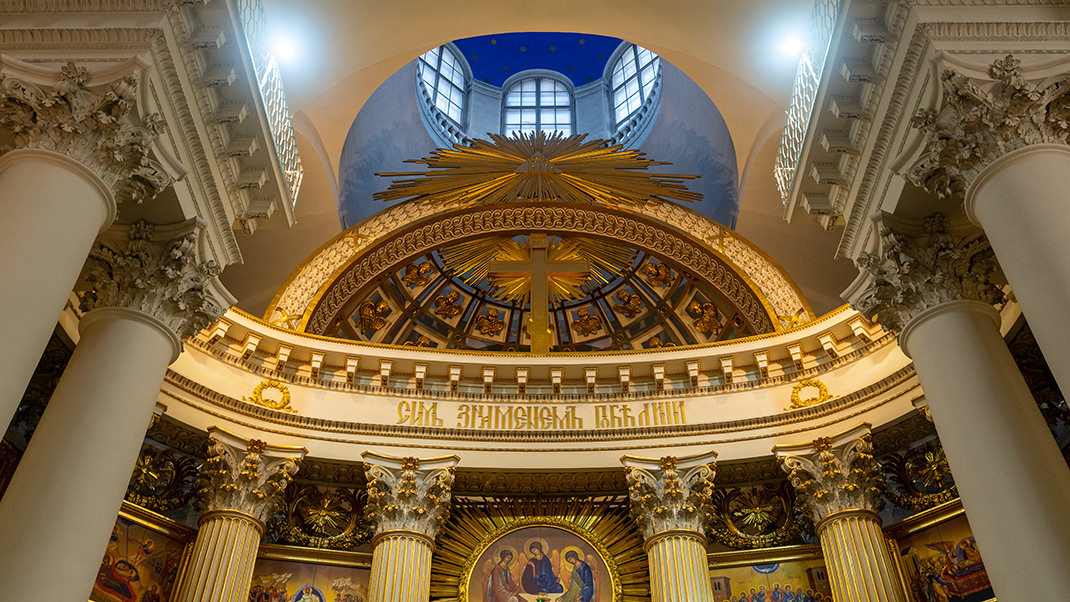 Здесь видно членение антаблемента на части: над колоннами расположен архитрав, выше виден фриз с надписью, ещё выше —карниз